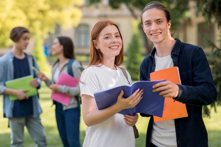 estudiantes-universitarios-positivos-sonriendo_23-2148586592 (1)