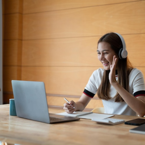 mujer-negocios-usando-computadora-portatil-oficina_1048944-26597863