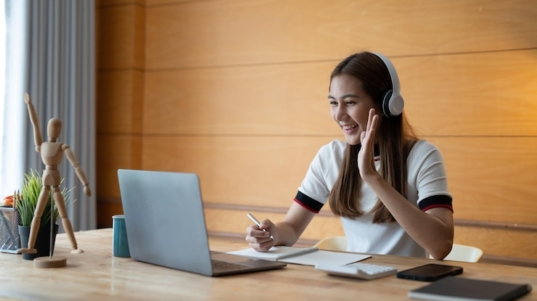 mujer-negocios-usando-computadora-portatil-oficina_1048944-26597863